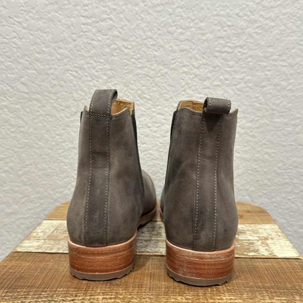 Nisolo Everyday Chelsea Leather Boot Grey Size 9.5